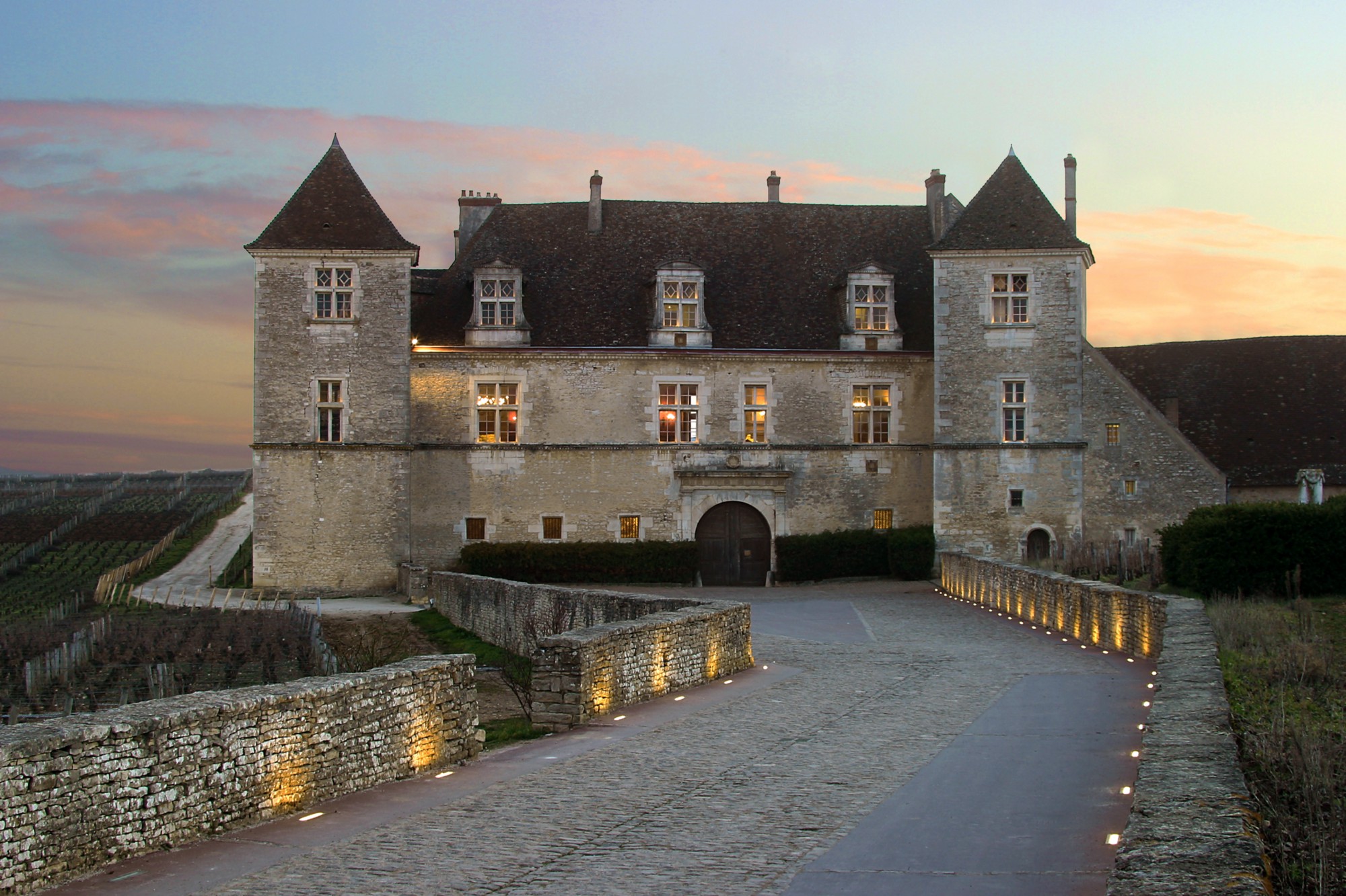 Château Clos de Vougeot (Siglo XVI) aunque la tradición del viñedo donde está enclavado se remonta a 1.336 (Siglo XIV). CRUCEROS FLUVIALES POR CANALES FINESSE EUROPEAN WATERWAYS CRUCEROS FRANCIA CRUCEROS BORGOÑA BOURGOGNE CRUISES SOUTHERN BURGUNDY CRUISES CANAL DE LA BORGOÑA CRUCEROS CRUCEROS DE LUJO CHARTER CRUCEROS CHARTER BARCAZAS PENICHE CRUISES CROISIERE BORGOGNE #Finesse #EuropeanWaterways #CruiseBarge #BargeCruises #HotelBarge #Barcazas #Crucerosdelujo #CrucerosFrancia #CrucerosCanales #FinesseCroisieres #FinesseCruises #CrucerosPrivados #AlquilerBarcos #Charter #Crucerosenfamilia #CrucerosenGrupo #CrucerosEuropa #EuropeanCruises #ChateauClosdeVougeot